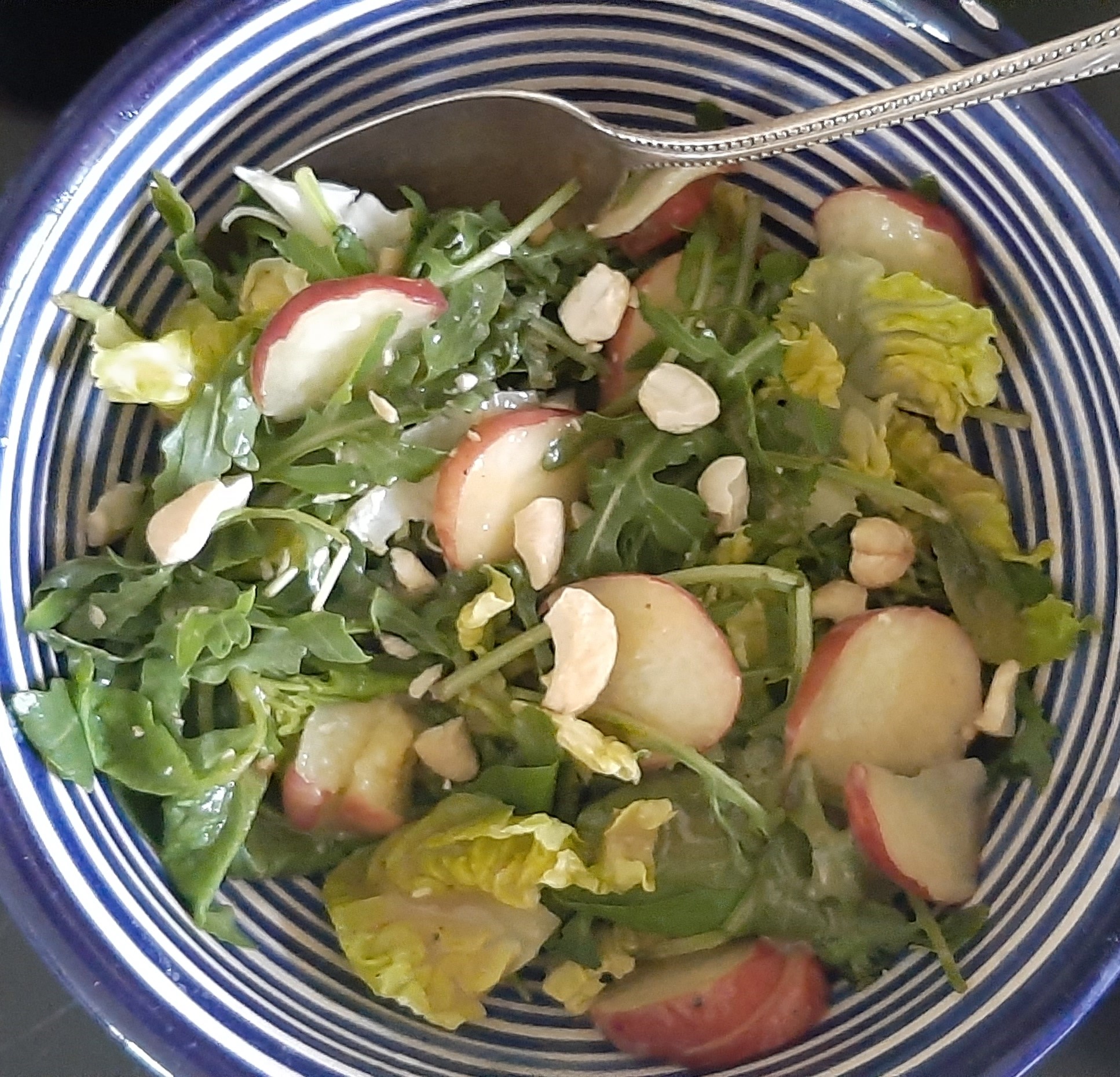 Green salad with flat peach and cashew nuts